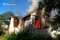 Дніпровські вогнеборці загасили палаючу будівлю