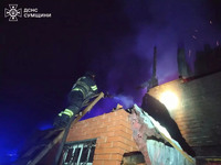 Шосткинський район: рятувальники ліквідували пожежу в житловому секторі, яку спричинив ворожий обстріл