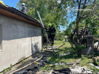 На Кіровоградщині рятувальники приборкали пожежі житлового будинку та господарчої споруди