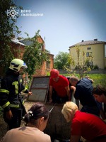 Львівський район: рятувальники витягнули чоловіка з криниці