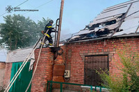 Нікопольські рятувальники ліквідували загорання будинку, що сталося внаслідок ворожого обстрілу